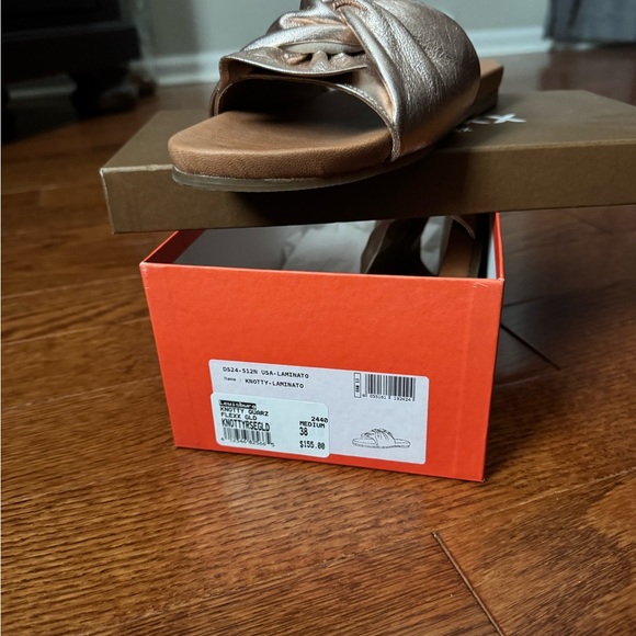 Chic Women's Slides/Sandals - Picture 3 of 4